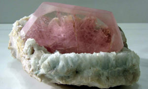 Камень розовый берилл фото