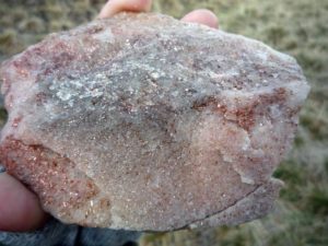 камень таганаит необработанный фото