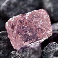 розовый необработанный алмаз