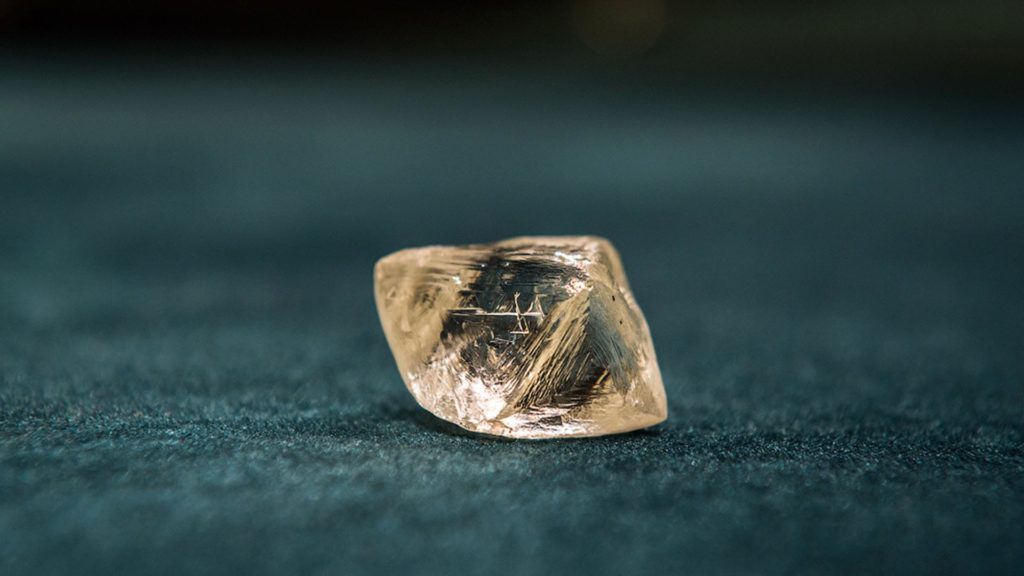 необработанный алмаз