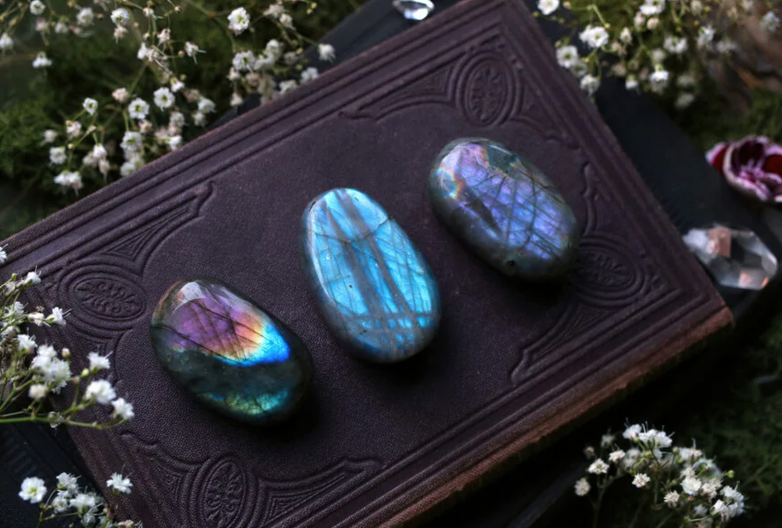 Сильный магический камень. Магические камни. Волшебный камень. Магия камней лабрадорит. Маг камня.